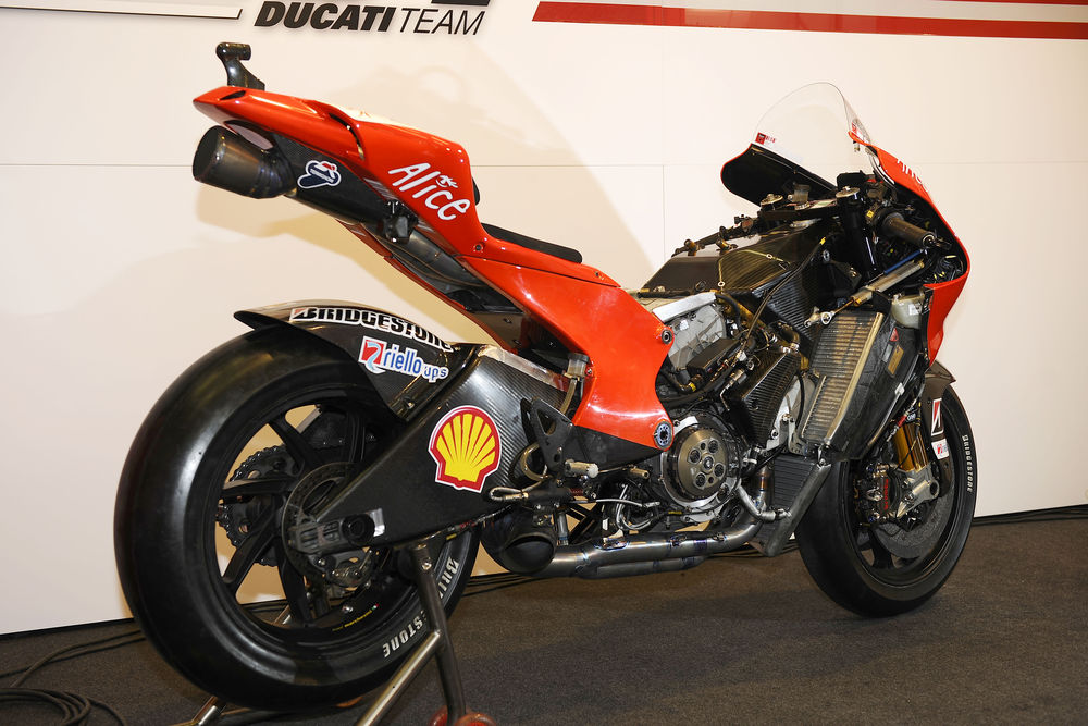 ducati-desmosedici-carbon-frame-qatar-11.jpg