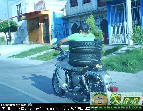 不然坐在輪胎上也可以~騎車不要跟他一樣~