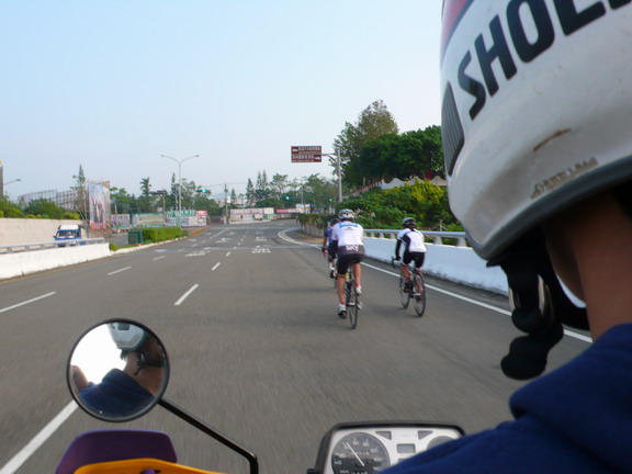 路上遇到自行車隊