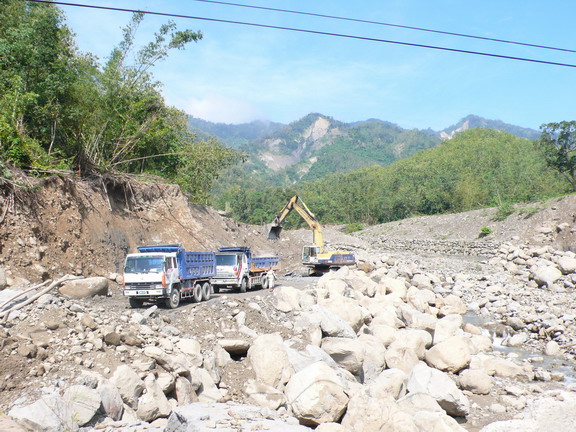 在整治溪床和道路