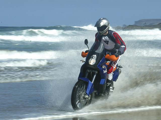 122_0605_04_z+2006_ktm_990_adventure+beach_ride.jpg