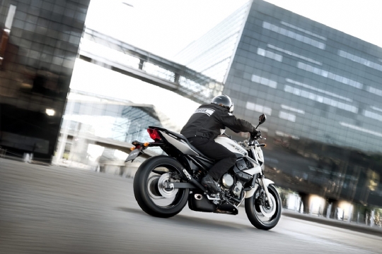 2009-XJ6-action-07_prv_tcm46-281552.jpg