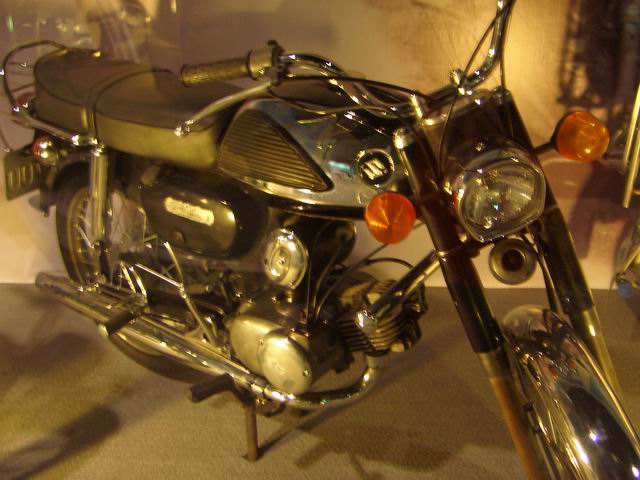 SUZUKI K70 (1974.70cc)).JPG
